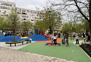 Blue device for playing on a green background