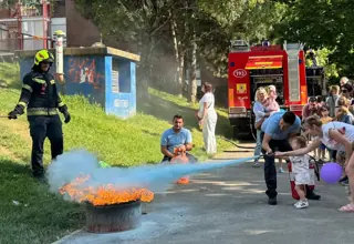 Children's program with firefighters at the Days of Stenjevac