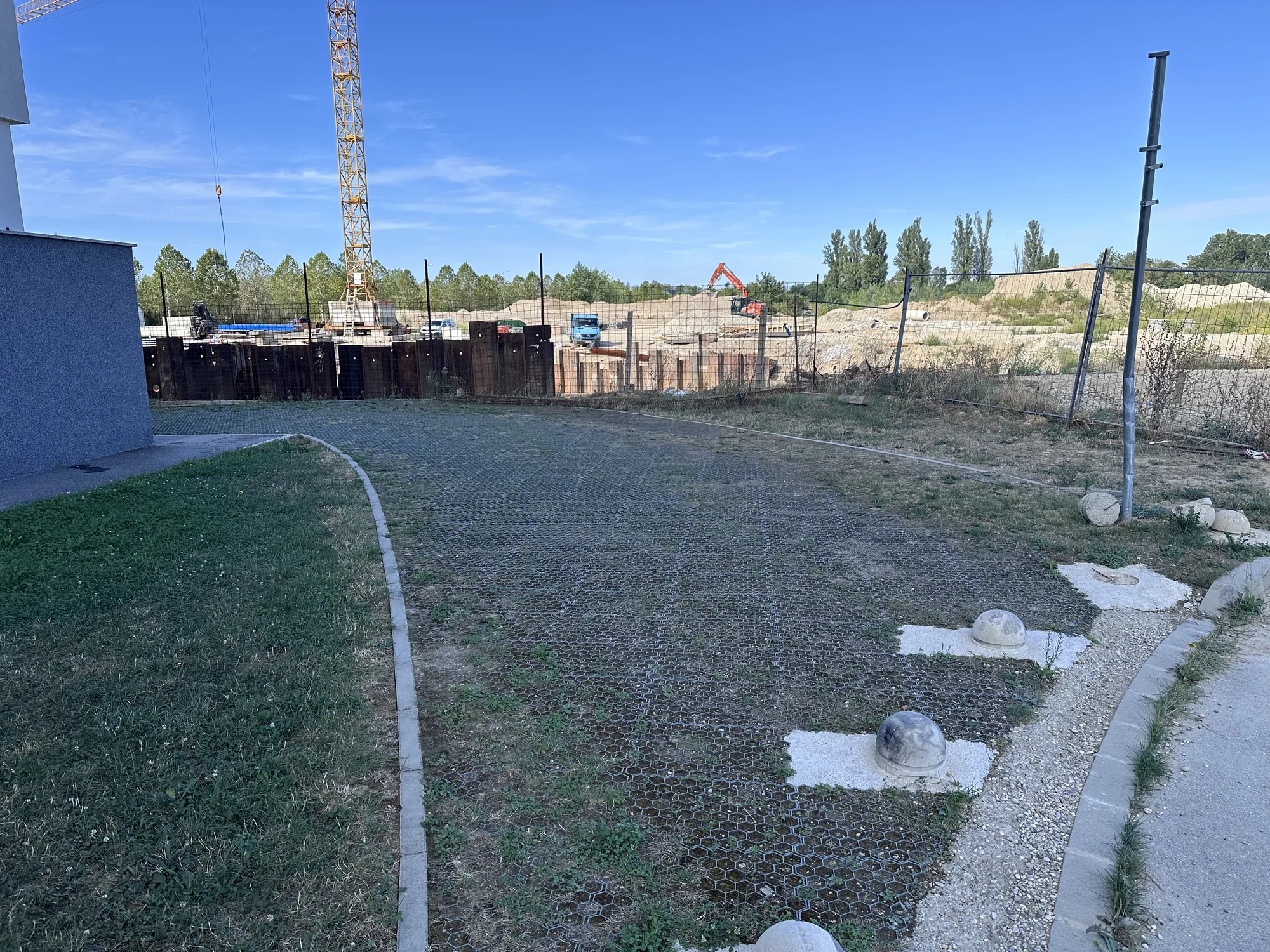 Travnata rešetka uz gradilišnu ogradu uz zgradu E