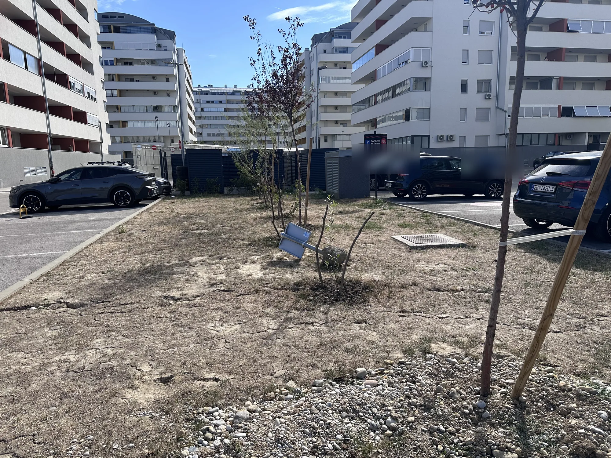 Travnjak sa stablima uz parkiralište uz zgradu E