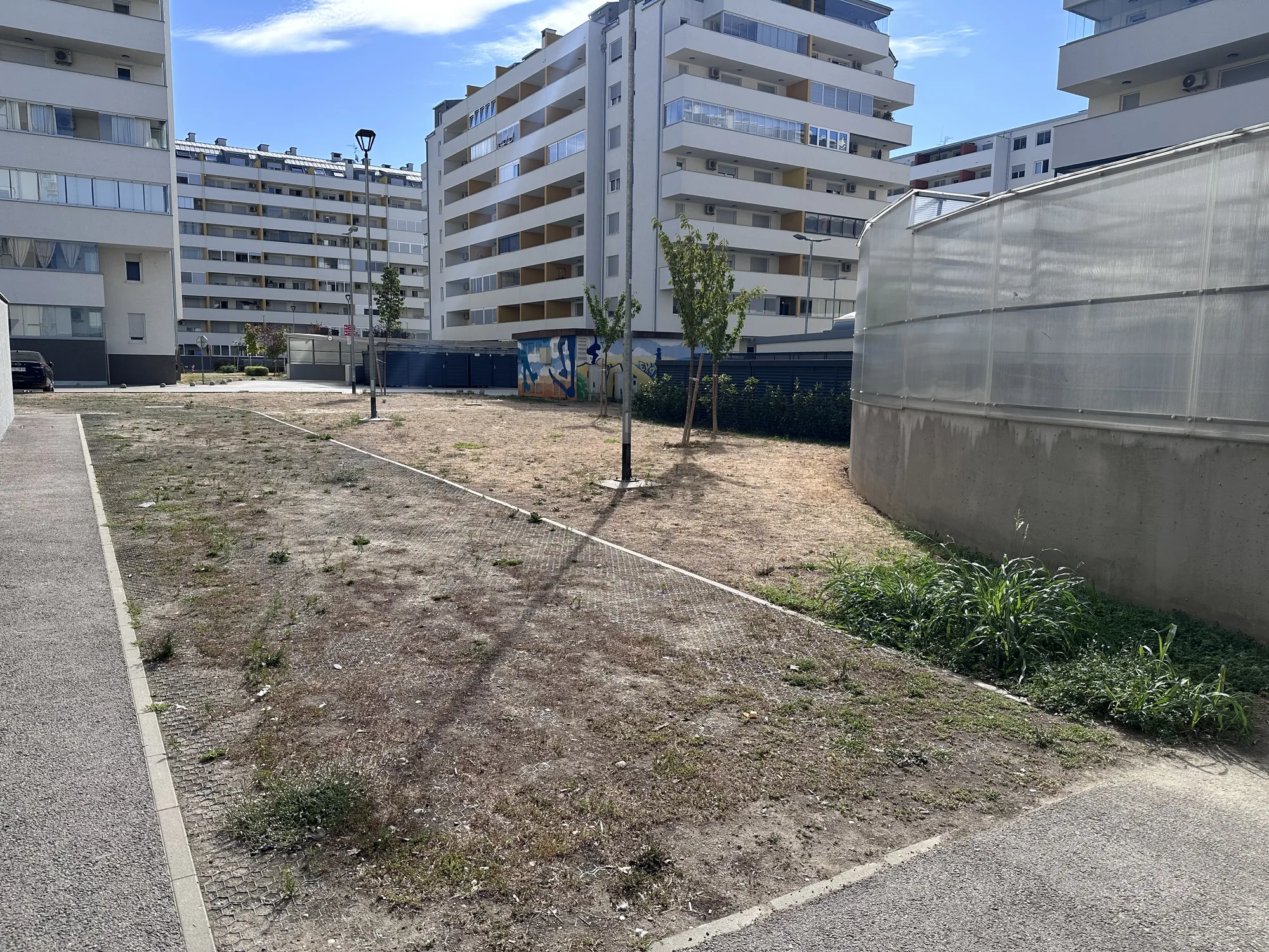 Zelena površina uz garažnu rampu uz zgradu E