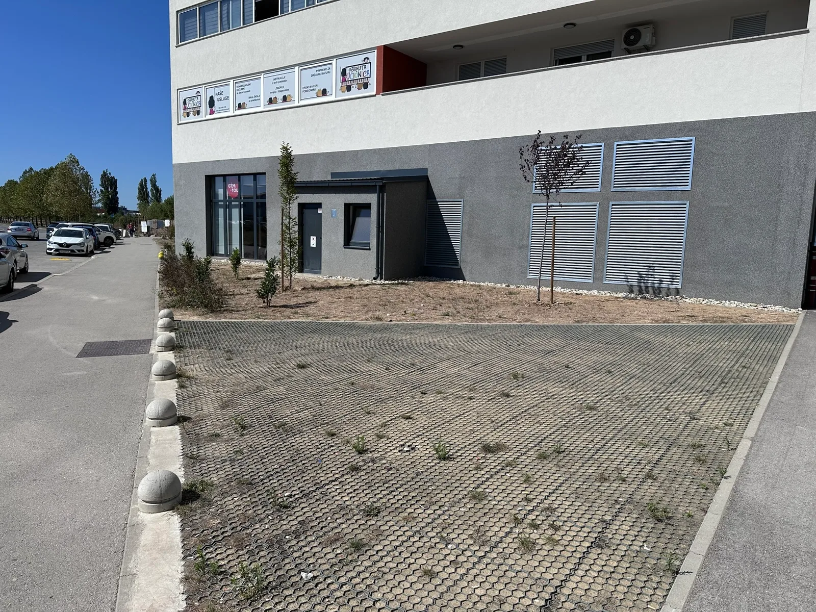 Travnjak i travnata rešetka uz ugao F uz zgradu F