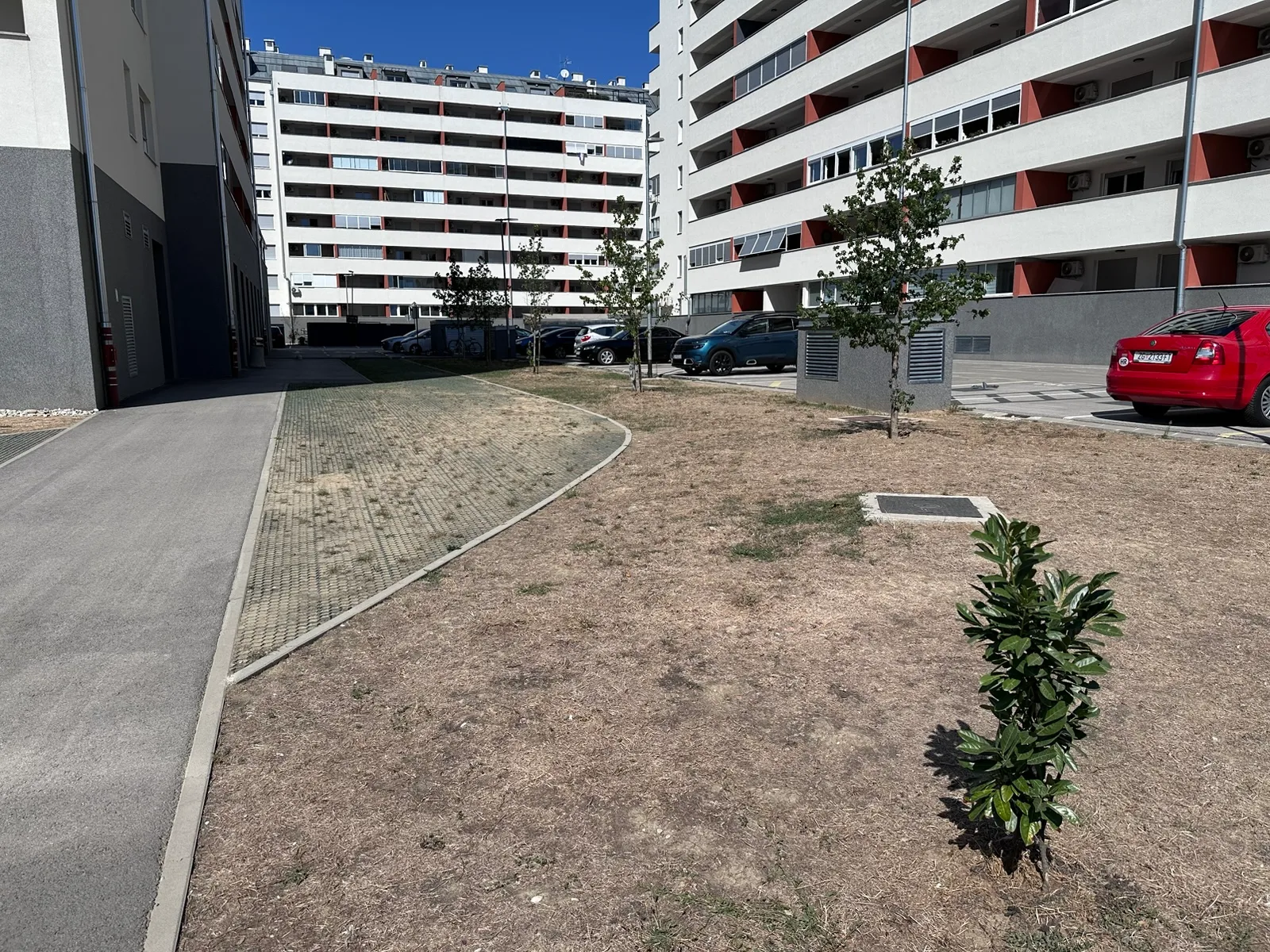 Grm uz poklopac instalacija uz zgradu F