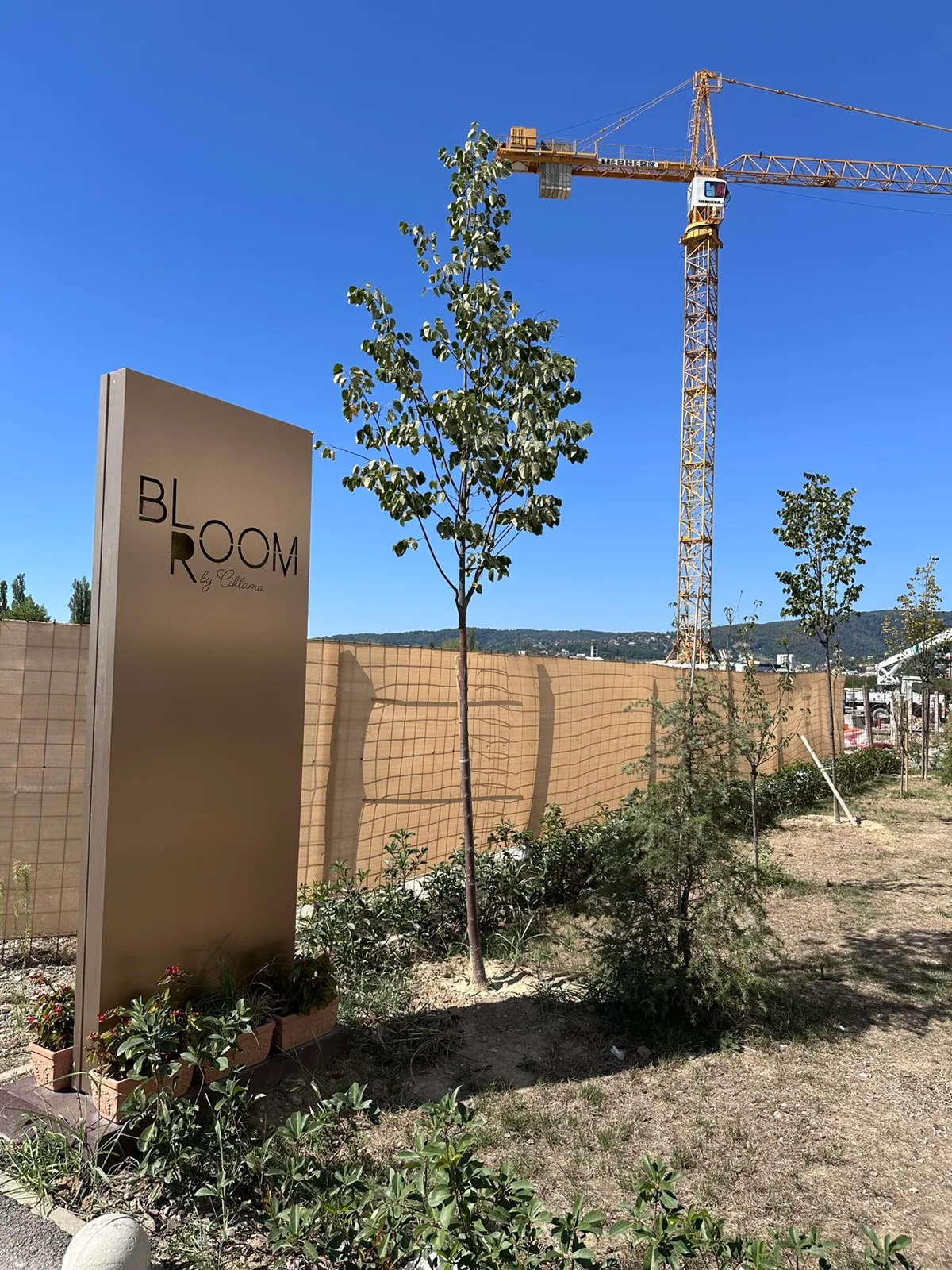 Stablo uz natpis Bloom Room uz zgradu F